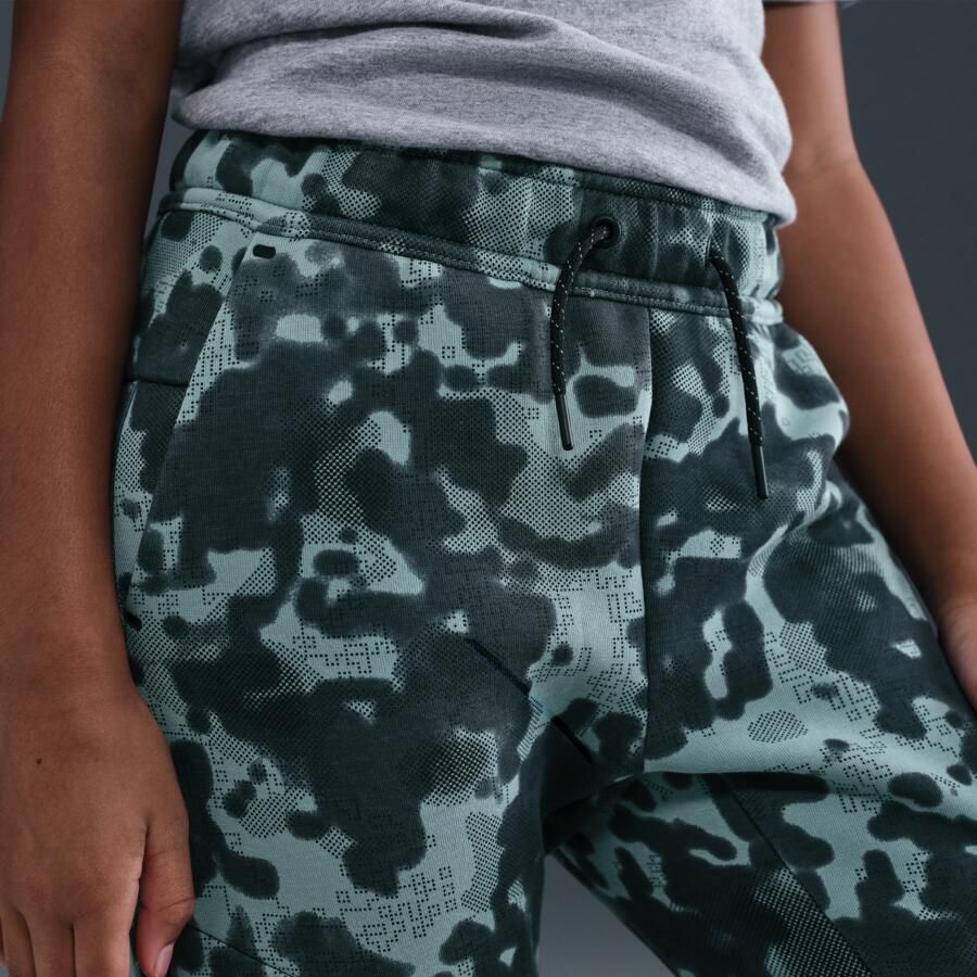 Nike Tech joggingbroek van fleece met camouflageprint voor jongens Groen - Foto 2