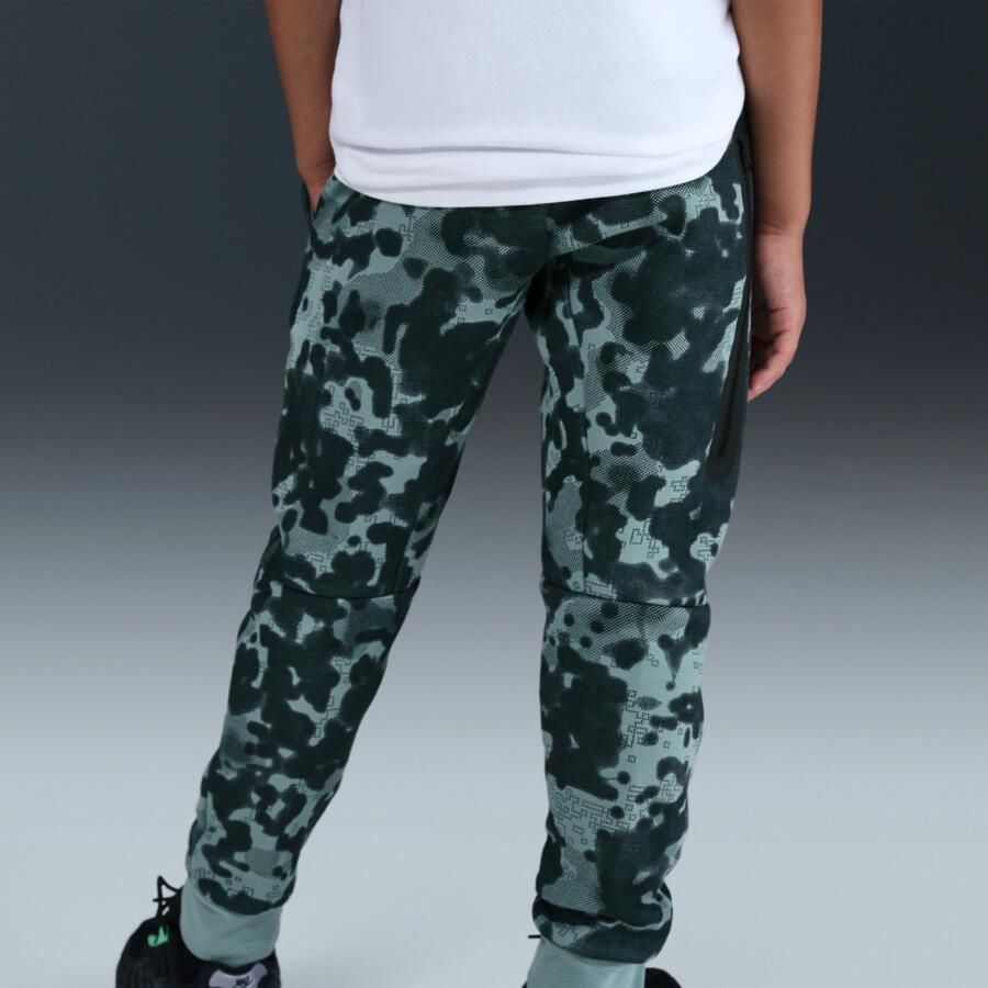 Nike Tech joggingbroek van fleece met camouflageprint voor jongens Groen - Foto 3