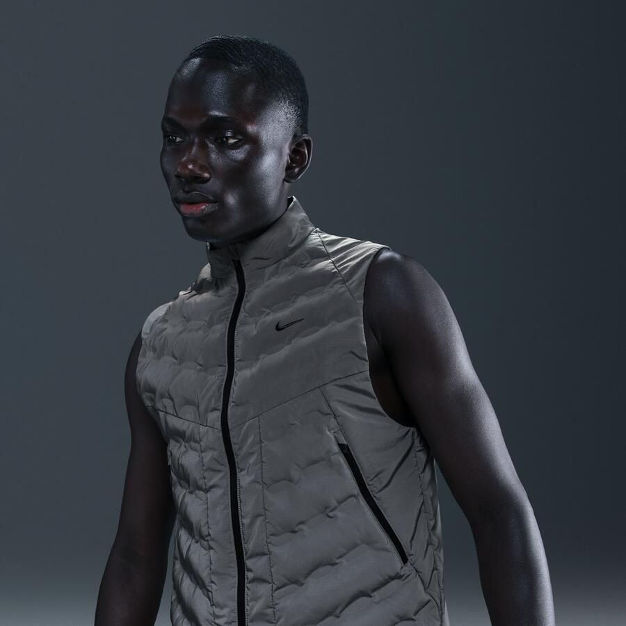 Nike Therma-FIT ADV hardloopbodywarmer met reflecterend design voor heren Grijs