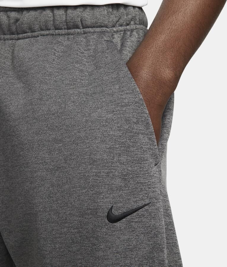 Nike Therma-FIT toelopende fitnessbroek voor heren Grijs - Foto 4