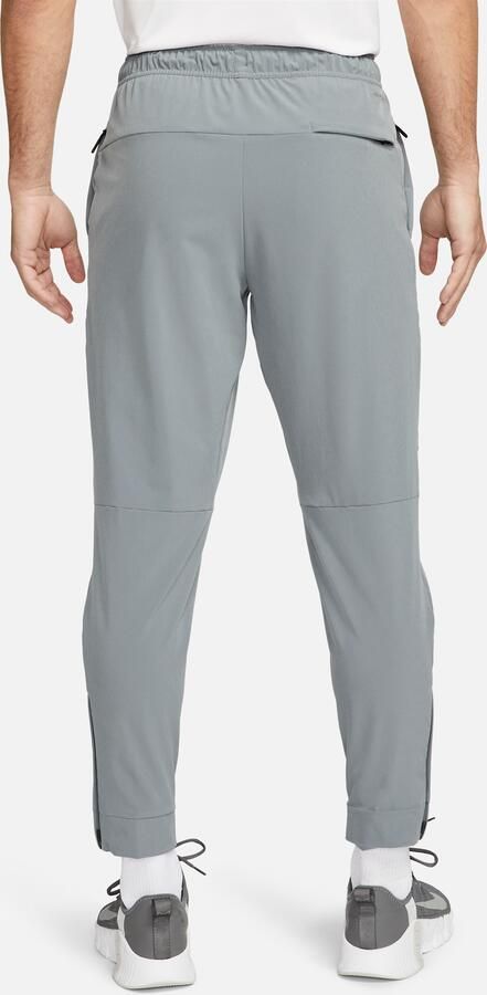 Nike Unlimited Dri-FIT veelzijdige herenbroek met ritsboord Grijs - Foto 4