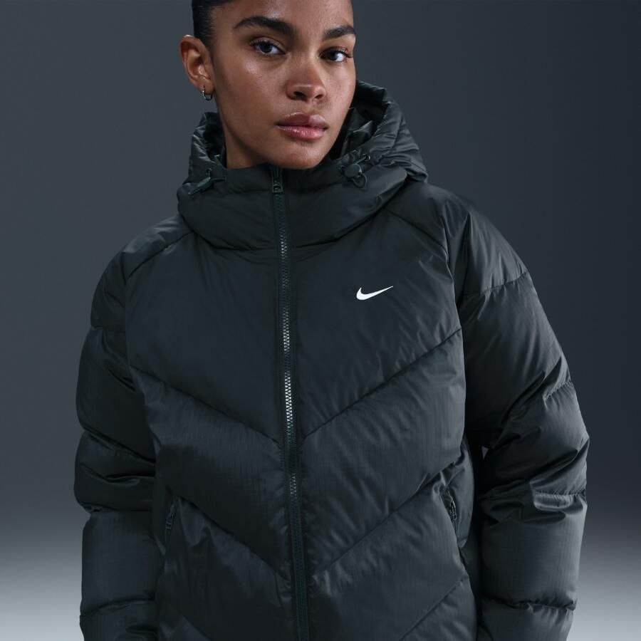 Nike Windpuffer Storm-FIT gewatteerd jack met ruimvallende pasvorm en capuchon voor dames Groen - Foto 4