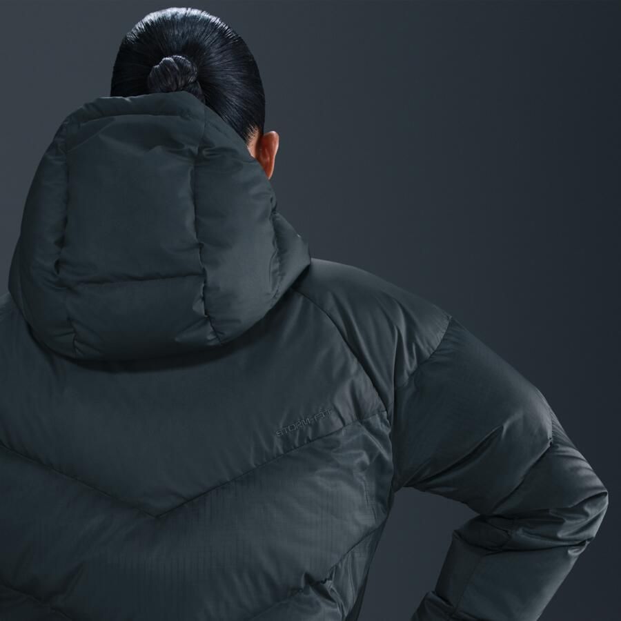 Nike Windpuffer Storm-FIT gewatteerd jack met ruimvallende pasvorm en capuchon voor dames Groen