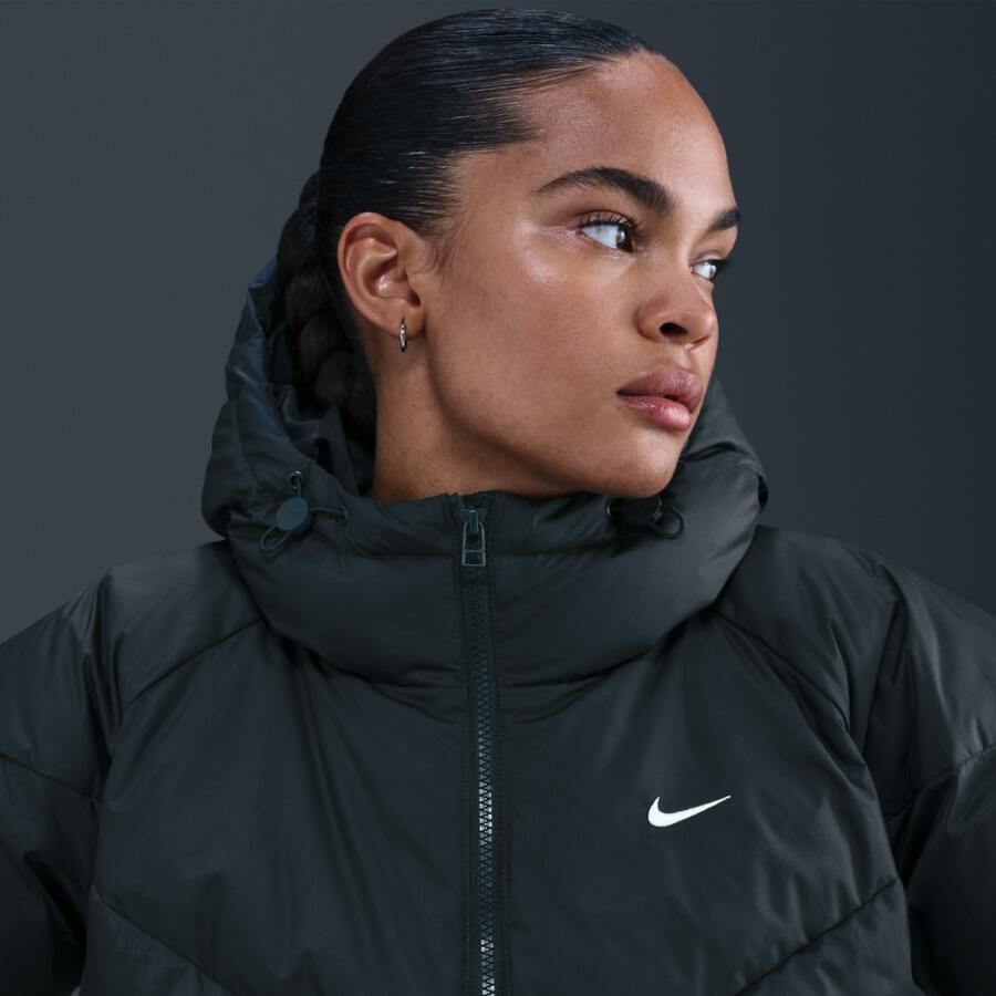 Nike Windpuffer Storm-FIT gewatteerd jack met ruimvallende pasvorm en capuchon voor dames Groen - Foto 2