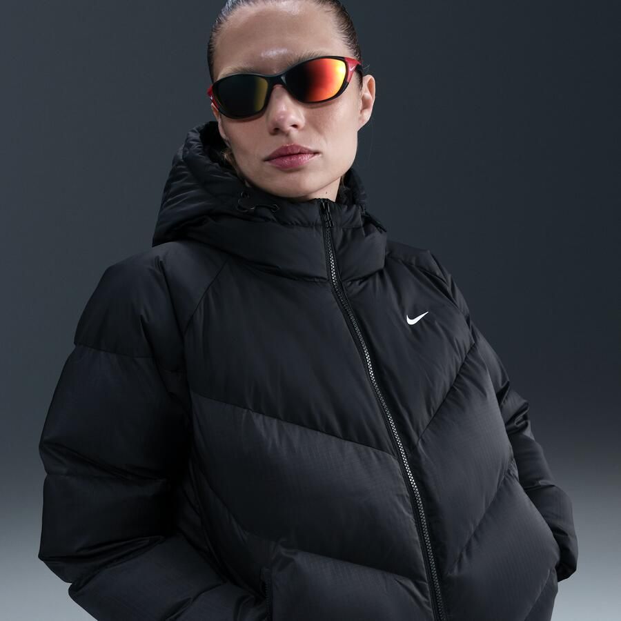 Nike Windpuffer Storm-FIT gewatteerd jack met ruimvallende pasvorm en capuchon voor dames Zwart - Foto 4