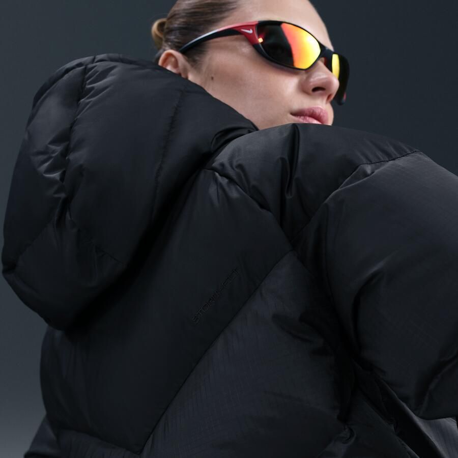Nike Windpuffer Storm-FIT gewatteerd jack met ruimvallende pasvorm en capuchon voor dames Zwart