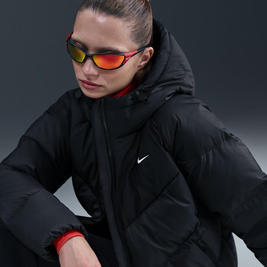 Nike Windpuffer Storm-FIT gewatteerd jack met ruimvallende pasvorm en capuchon voor dames Zwart - Foto 2