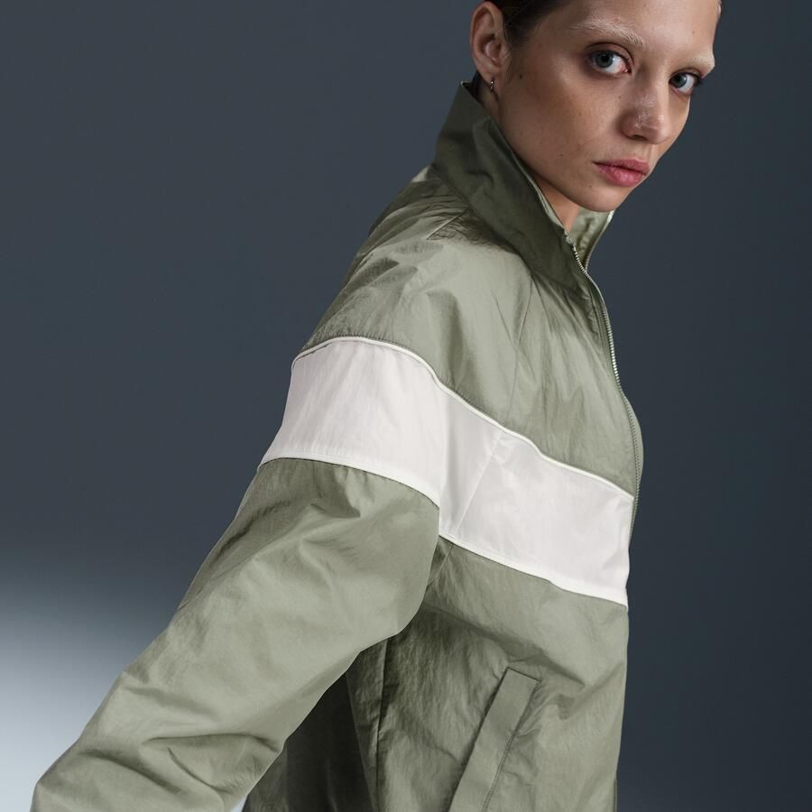 Nike Windrunner ruimvallend geweven damesjack met uv-bescherming en rits over de hele lengte Groen