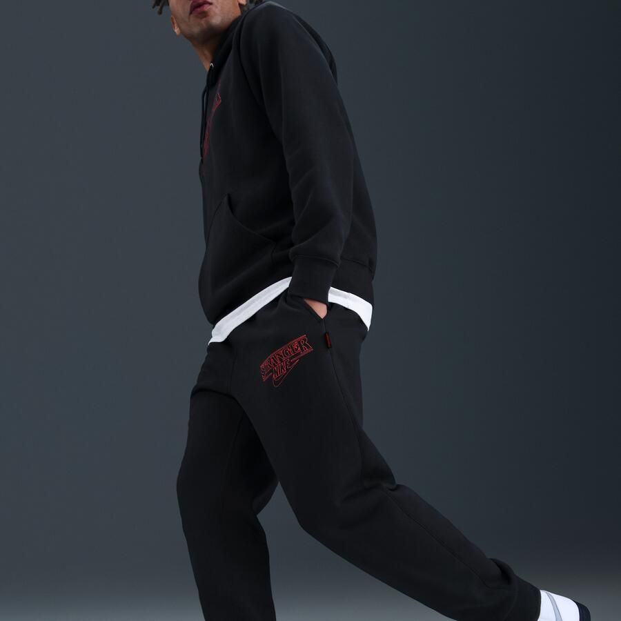 Nike x Stranger Things fleecebroek voor heren Zwart - Foto 3