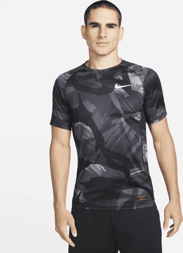 Nike Pro Dri-FIT Aansluitende herentop met korte mouwen en camouflageprint Zwart