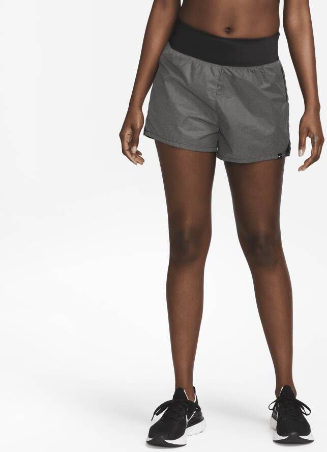 Nike Run Division Reflecterende 2-in-1-shorts met halfhoge taille voor dames (8 cm) Zwart