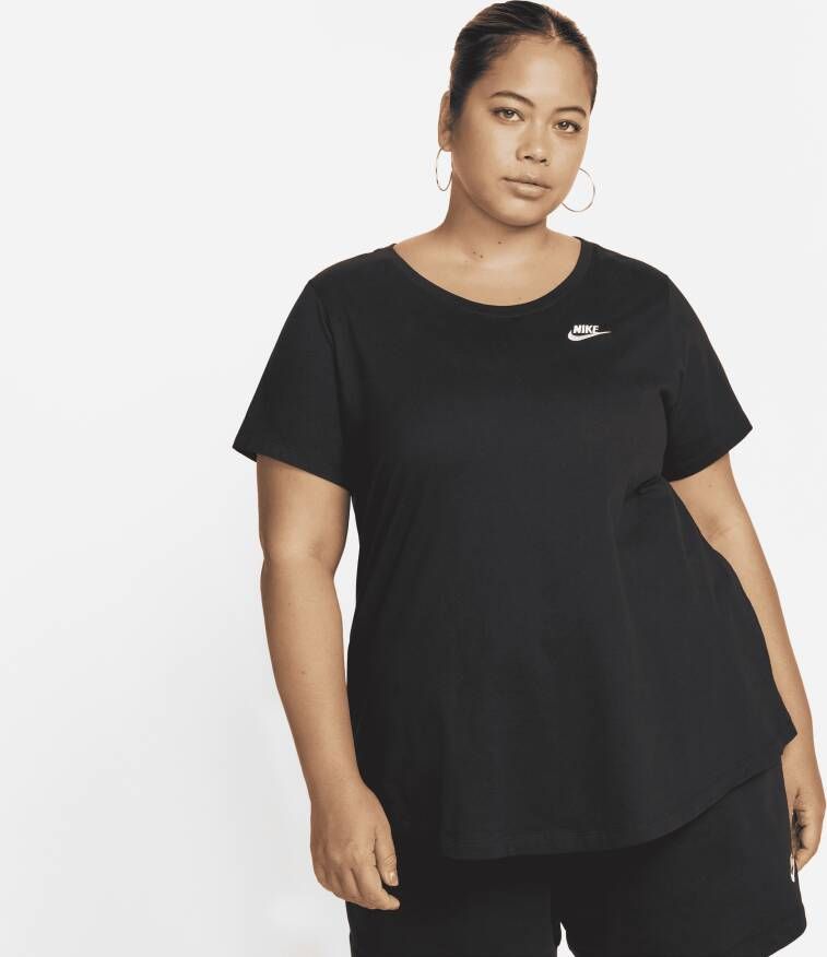 Nike Sportswear Club Essentials T-shirt voor dames (Plus Size) Zwart