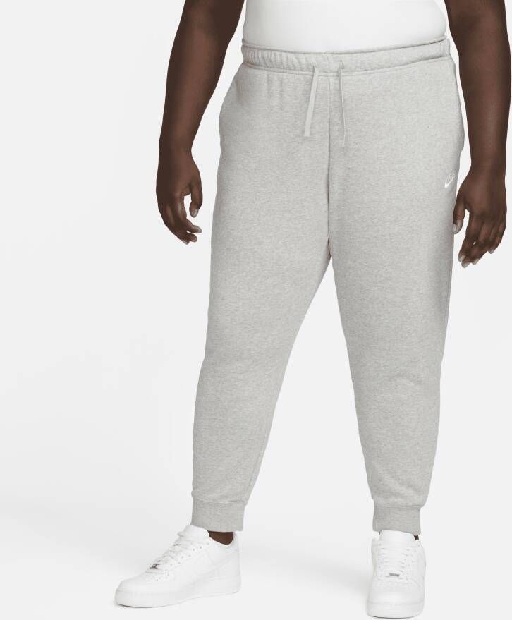 Nike Sportswear Club Fleece Joggingbroek met halfhoge taille voor dames (Plus Size) Grijs