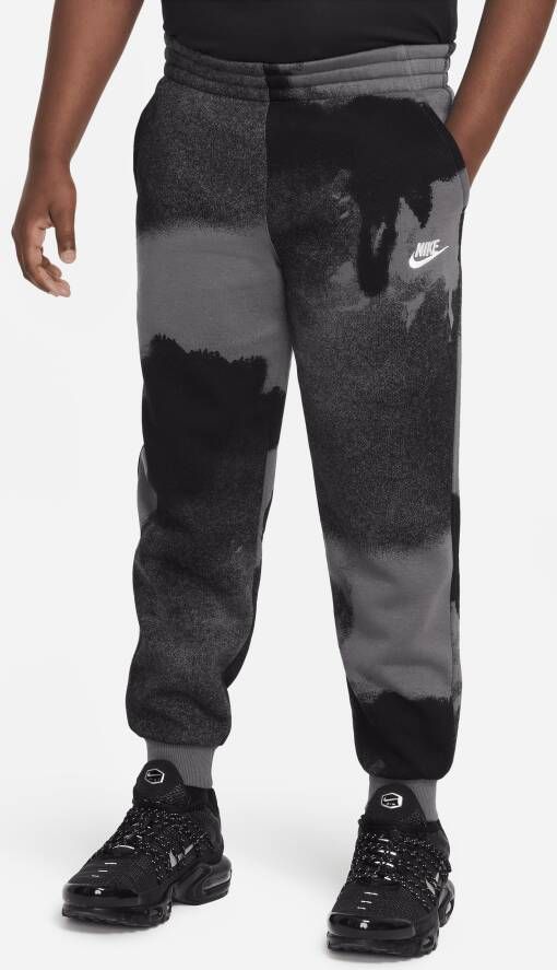 Nike Sportswear Club Fleece joggingbroek met print voor kids (ruimere maten) Zwart