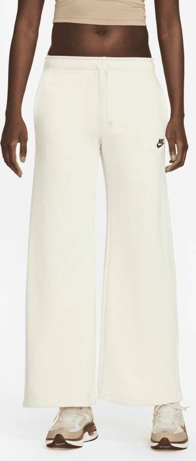 Nike Sportswear Club Fleece Joggingbroek met wijde pijpen en halfhoge taille voor dames Wit