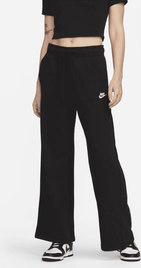 Nike Sportswear Club Fleece Joggingbroek met wijde pijpen en halfhoge taille voor dames Zwart