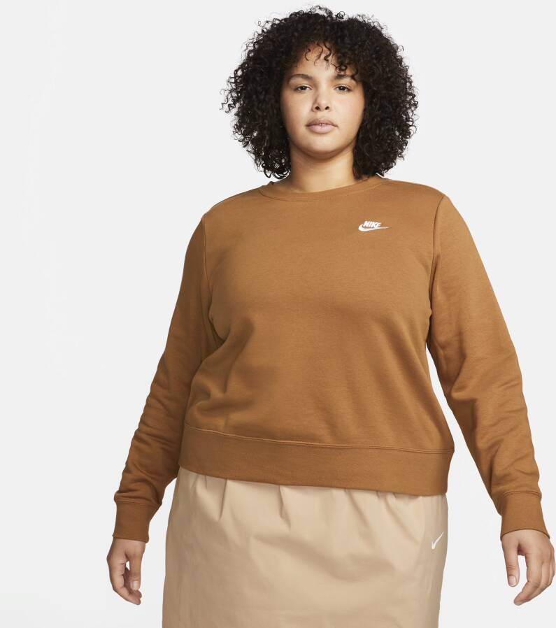 Nike Sportswear Club Fleece Sweatshirt met ronde hals voor dames (Plus Size) Bruin