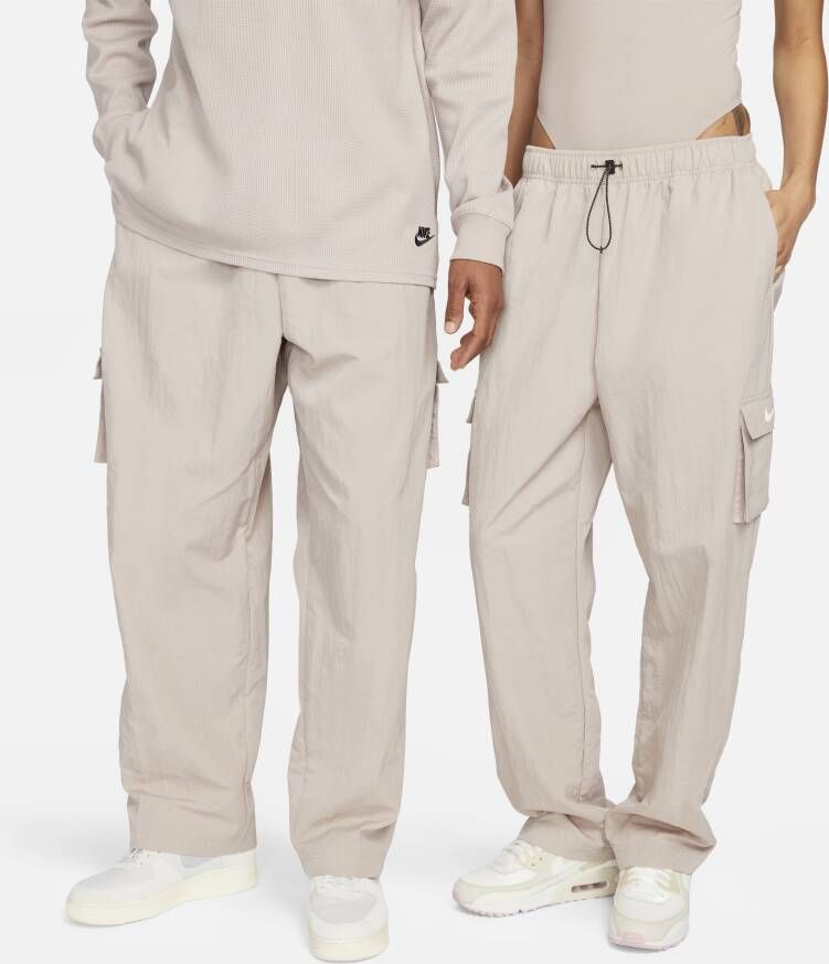 Nike Sportswear Essential Geweven cargobroek met hoge taille voor dames Bruin
