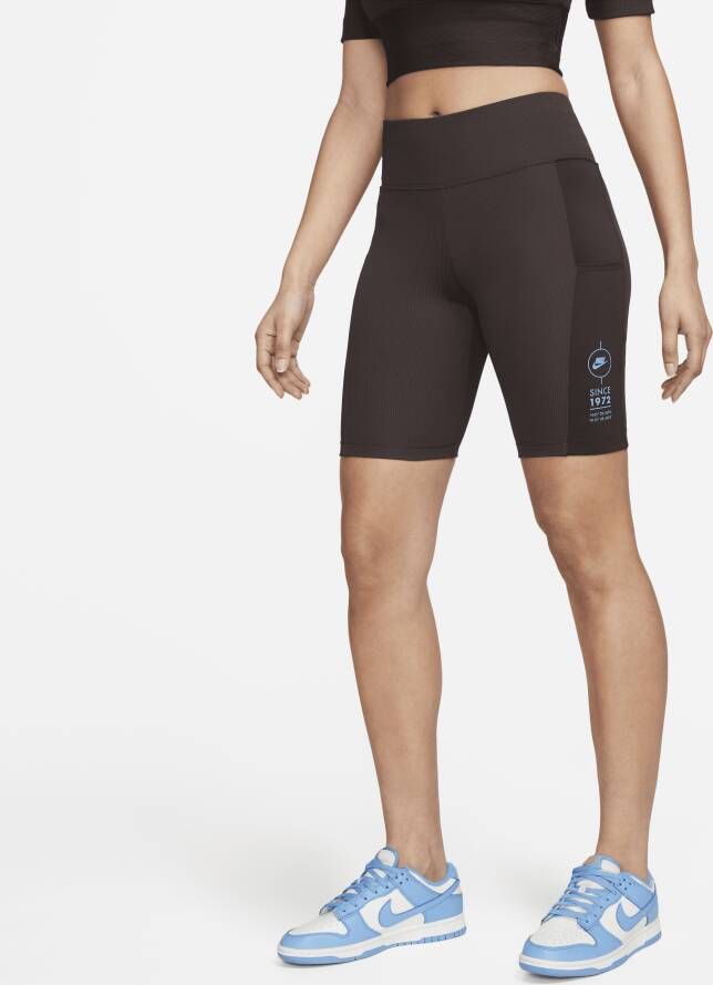 Nike Sportswear geribde bikeshorts met halfhoge taille voor dames Bruin