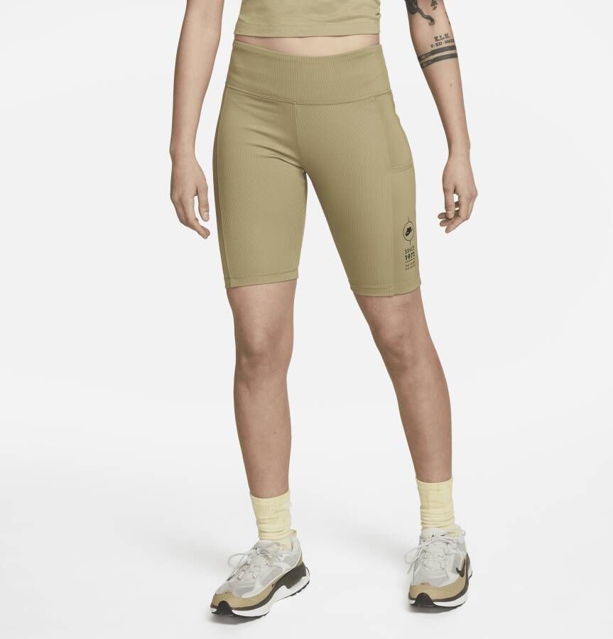 Nike Sportswear geribde bikeshorts met halfhoge taille voor dames Bruin