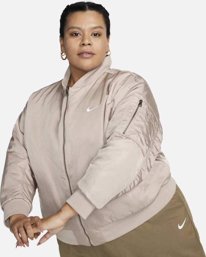 Nike Sportswear Omkeerbaar varsity bomberjack voor dames (Plus Size) Bruin