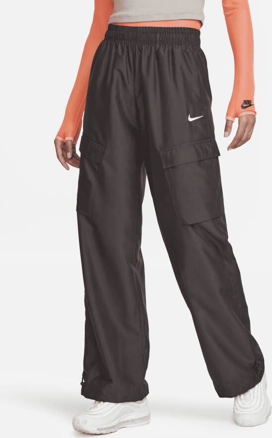 Nike Sportswear Geweven cargobroek voor dames Bruin