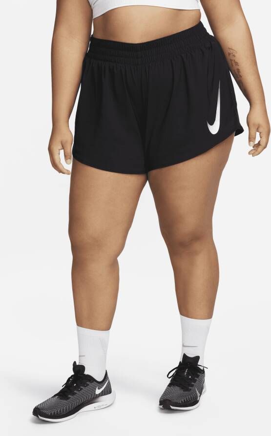 Nike Swoosh Hardloopshorts met binnenbroek voor dames (Plus Size) Zwart