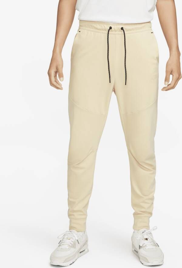 Nike Sportswear Tech Fleece Lightweight joggingbroek met aansluitende pasvorm voor heren Bruin