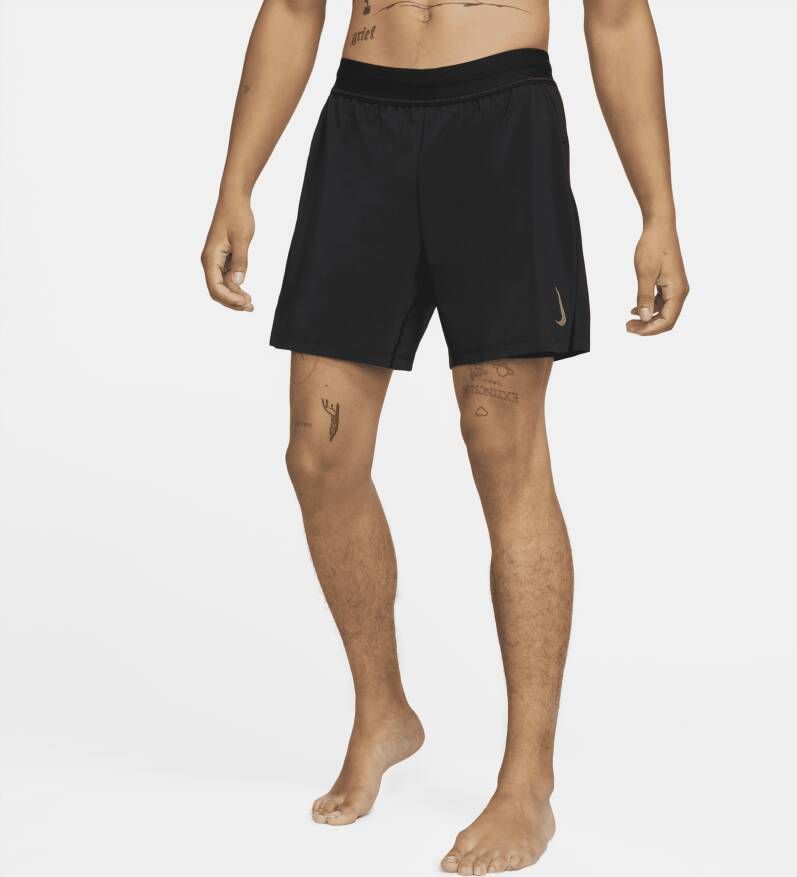 Nike Yoga 2-in-1-herenshorts Zwart
