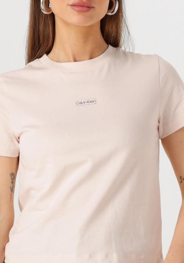 CALVIN KLEIN Dames Tops & T-shirts Placed Institutional Baby Tee Lichtroze - Foto 2
