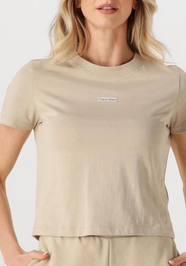 CALVIN KLEIN Dames Tops & T-shirts Placed Institutional Baby Tee Zand - Foto 3