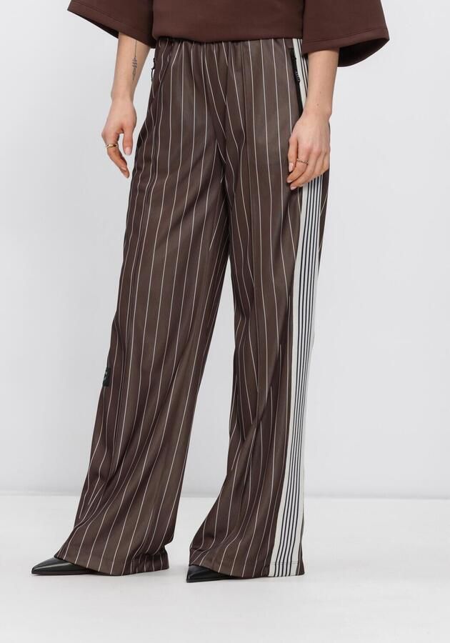 HAUTE L'AMITIÉ Haute L'Amitié Dames Broeken Baggy Pin Stripe Track Tall Pants Bruin