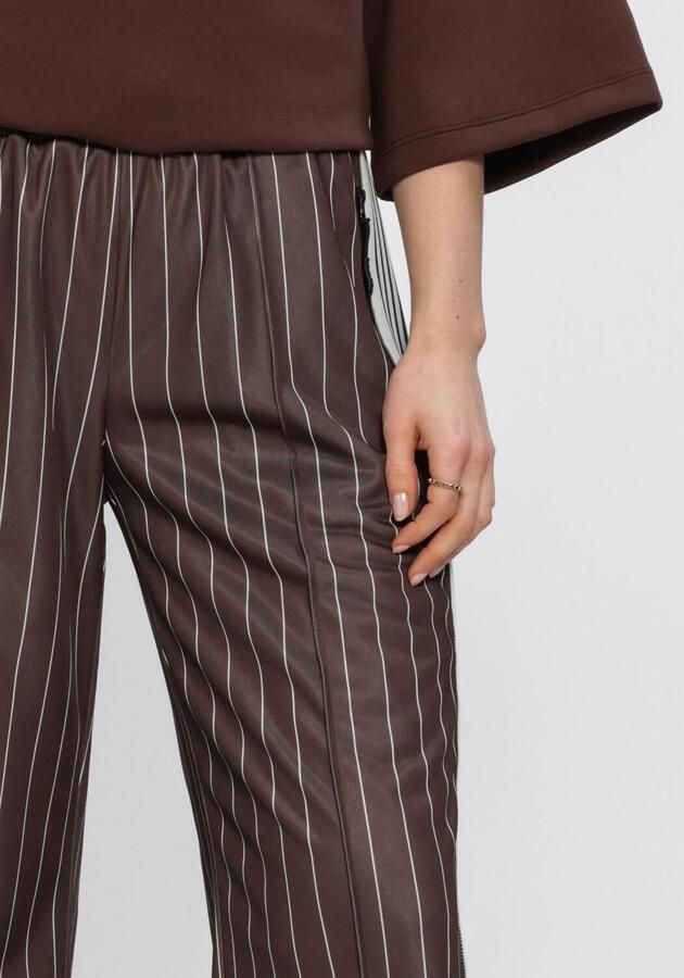 HAUTE L'AMITIÉ Haute L'Amitié Dames Broeken Baggy Pin Stripe Track Tall Pants Bruin - Foto 2