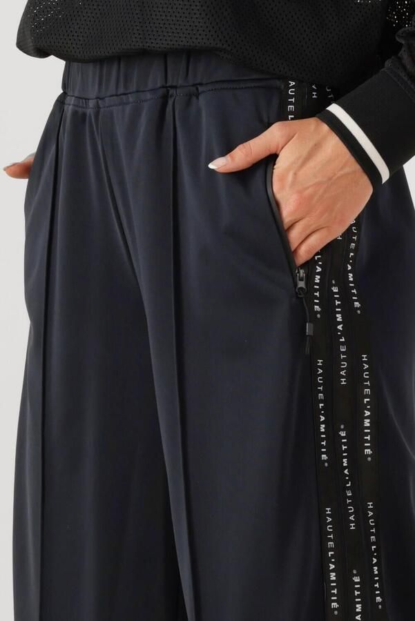 HAUTE L'AMITIÉ Haute L'Amitié Dames Broeken Logo Tape Track Tall Pant Donkerblauw - Foto 2