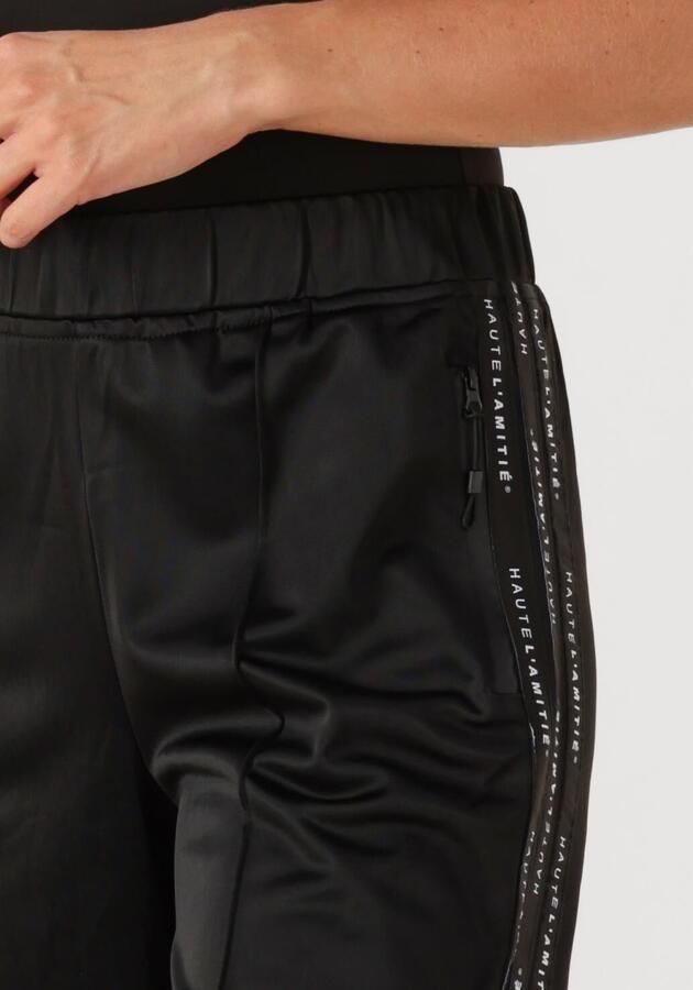 HAUTE L'AMITIÉ Haute L'Amitié Dames Broeken Logo Tape Track Tall Pant Zwart - Foto 2