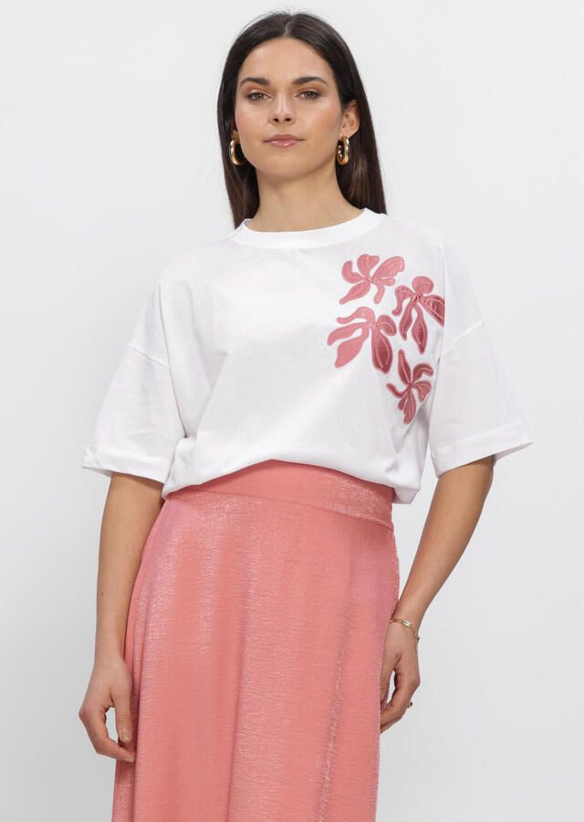 JANSEN AMSTERDAM Dames Tops & T-shirts Riley Shirt Co 184 Short Sleeve Wide Fit Satin Embroidery Flower Wit