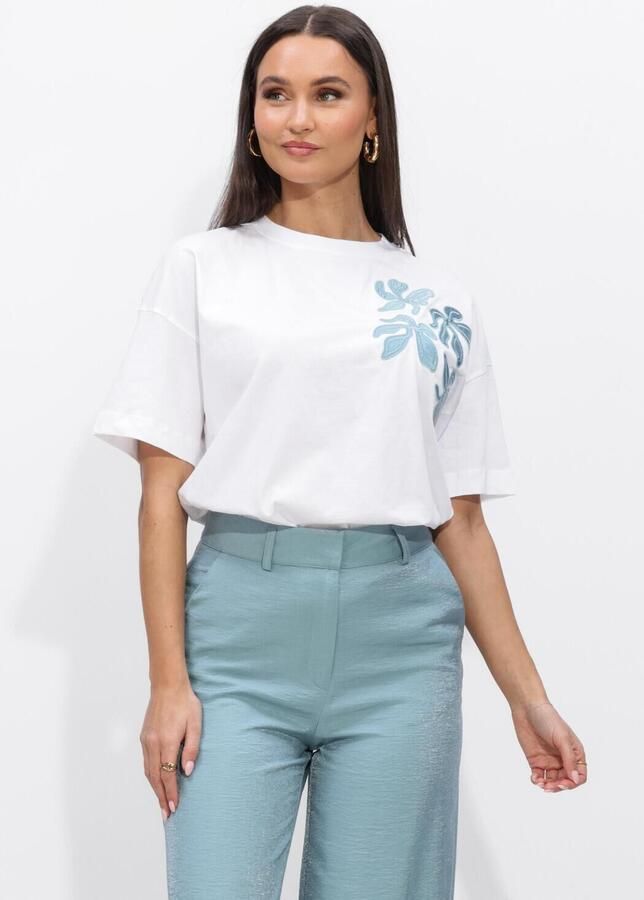 JANSEN AMSTERDAM Dames Tops & T-shirts Riley Shirt Co 184 Short Sleeve Wide Fit Satin Embroidery Flower Wit