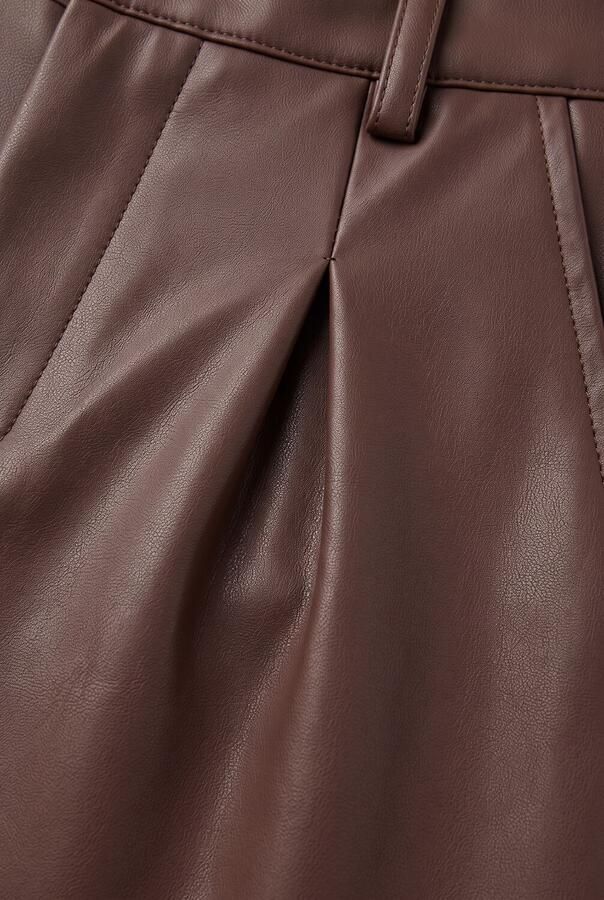 Like Flo imitatieleren regular fit coated broek met plooien donkerbruin - Foto 2
