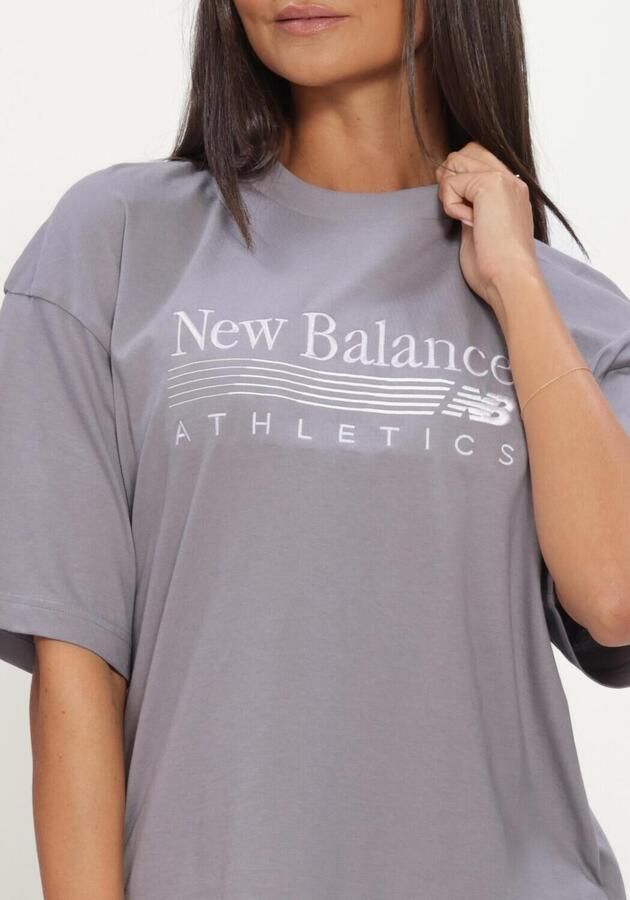 NEW BALANCE Dames Tops & T-shirts Trackside Oversized T-shirt Grijs - Foto 4