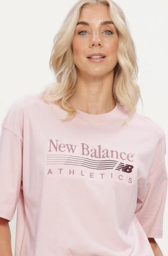 NEW BALANCE Dames Tops & T-shirts Trackside Oversized T-shirt Lichtroze - Foto 4