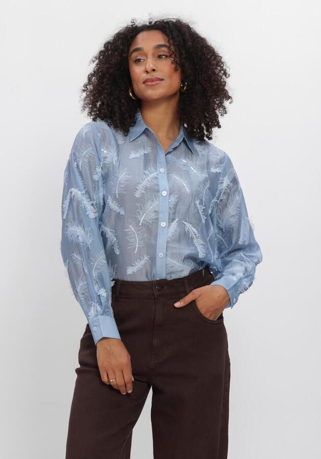 NUKUS Dames Blouses Aysha Blouse Feathers Lichtblauw