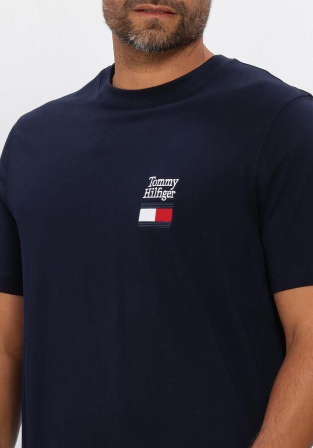 TOMMY HILFIGER Heren Polo's & T-shirts Brand Love Text Stack Tee Donkerblauw - Foto 4