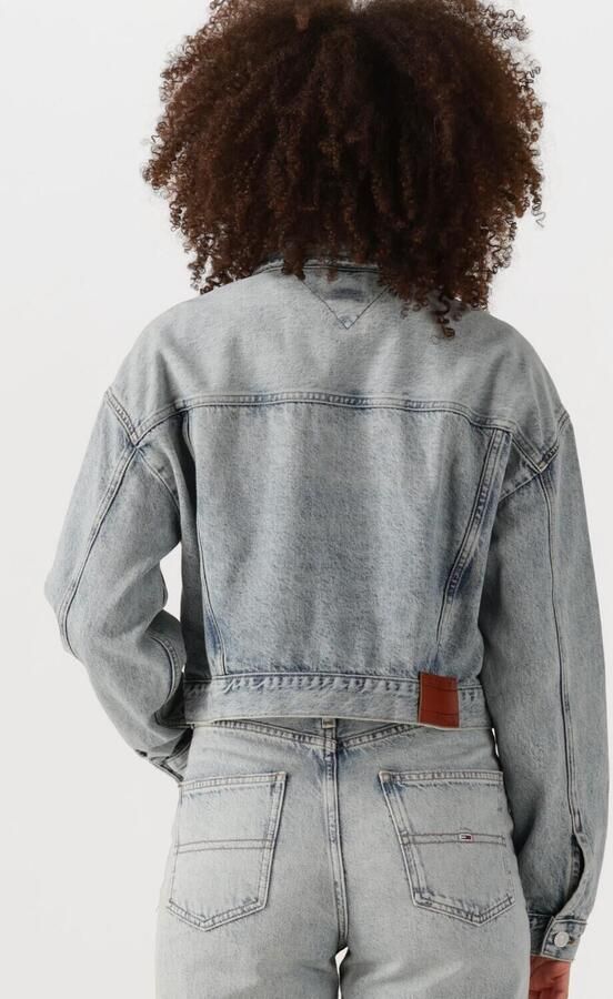 TOMMY JEANS jack OVSZ CROP TRUCKER JACKET BI6012 met korte snit in blauwe was met borstzakken - Foto 3