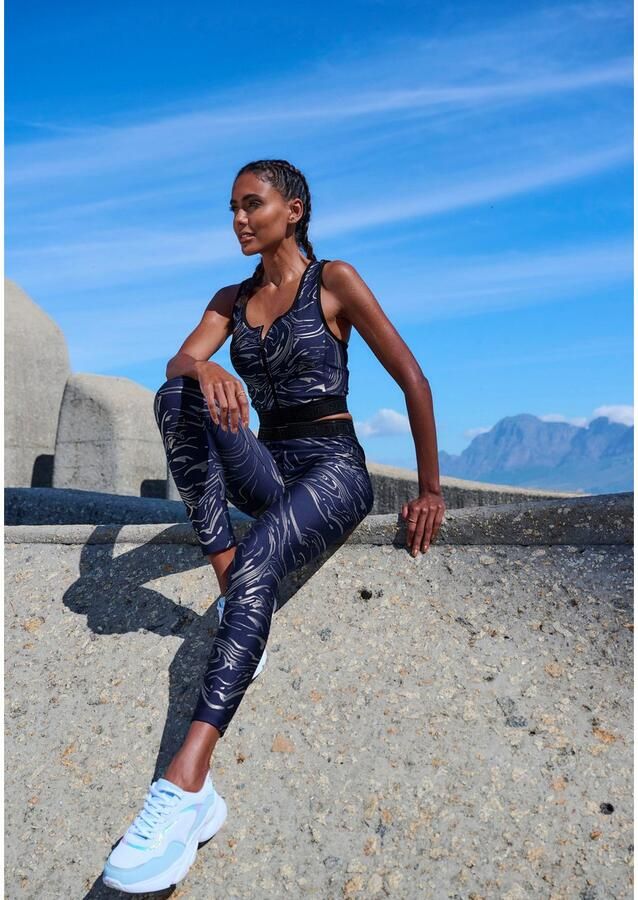 Active by Lascana Functionele legging Sportleggings met glanzende print en 3D-tekst