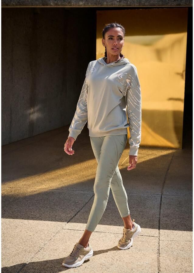 Active by Lascana Functionele legging Sportleggings met glanzende print en 3D-tekst - Foto 4