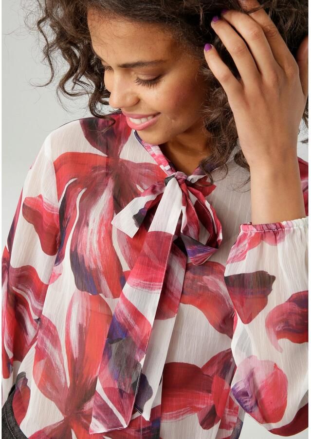 Aniston CASUAL Blouse met kraagstrik bedrukt met grootvlak grafische bladeren nieuwe collectie - Foto 3