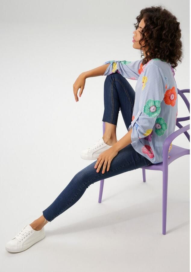 Aniston CASUAL Blouse zonder sluiting gestreept en versierd met kleurrijke bloemen - Foto 4