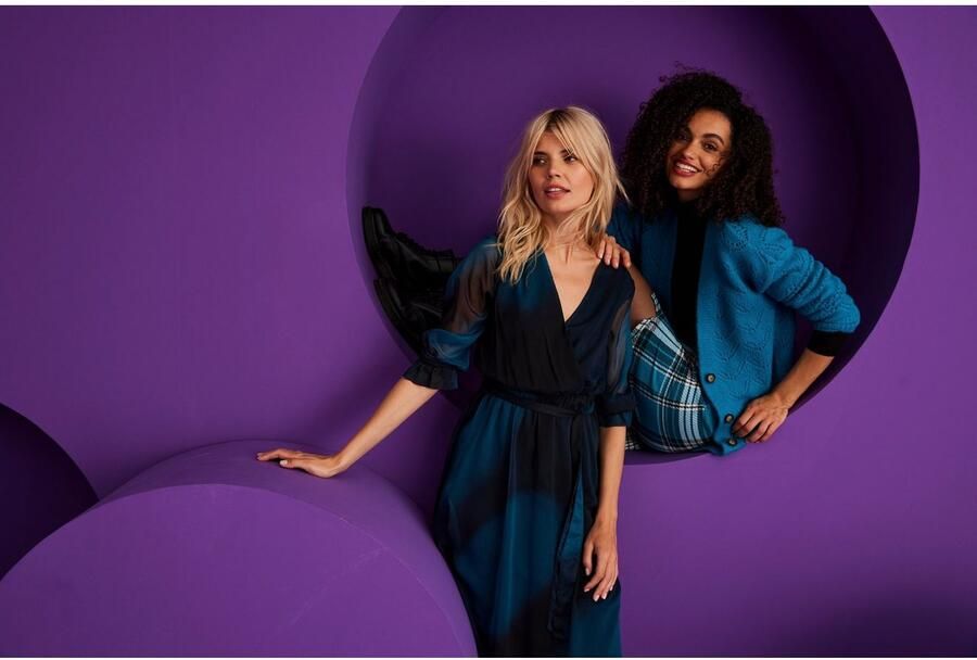 Aniston CASUAL Colshirt in zwart met bonte print of 4 trendy effen kleuren - Foto 3