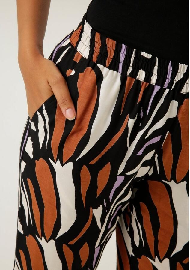 Aniston CASUAL Comfortbroek met trendy kleuren grafische print