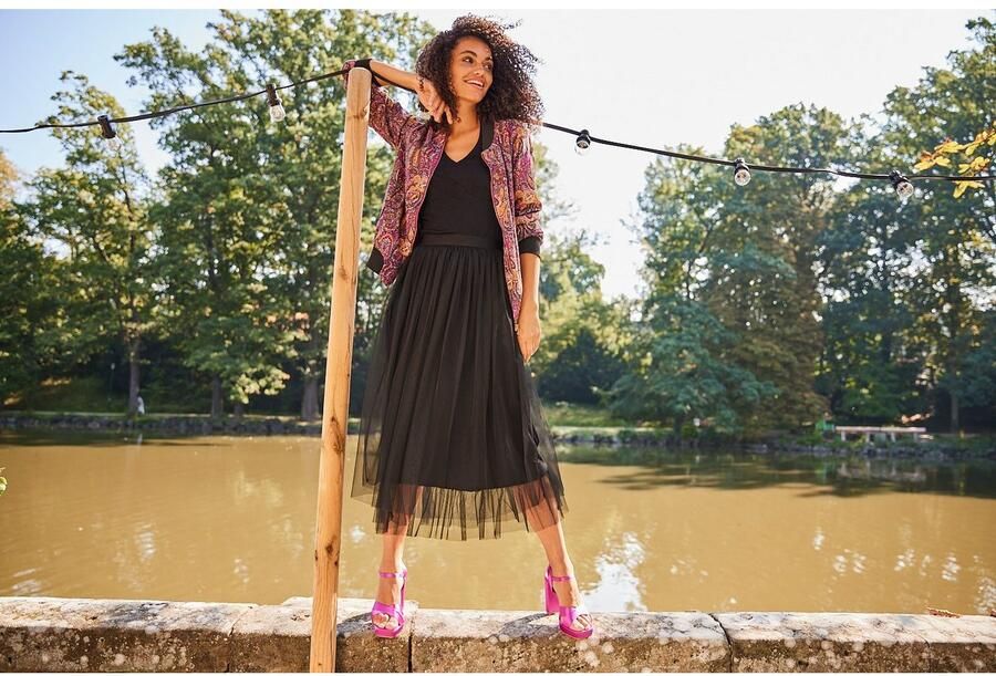 Aniston CASUAL Blouson met kleurharmonisch speels paisley-motief